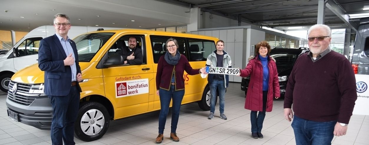 Startklar: Thomas Twents vom Bonifatiuswerk freut sich mit den Abholern aus dem Bistum Fulda: Kaplan André Lemmer, Regina Saase, Matthias Lemmer, Edeltraud Gerhold und Karlheinz Stadler (v.l.) 